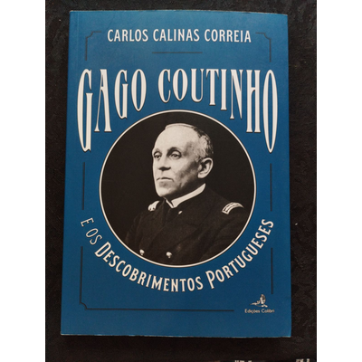 Capa de livro azul com foto de homem de uniforme naval.