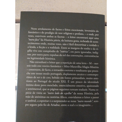 Livro com capa preta e texto em português