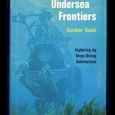 Capa de livro azul com submarino e texto