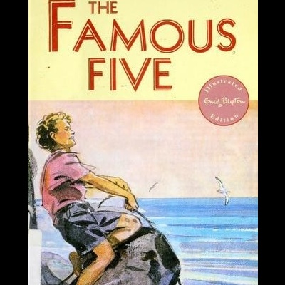 Capa de livro com pessoa na rocha junto ao mar e título THE FAMOUS FIVE.