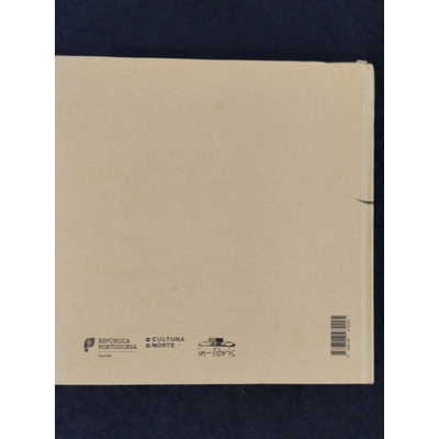 Capa castanha clara de livro ou caderno com logótipos e código de barras