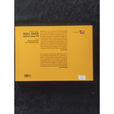 Livro com capa dura amarela e texto em preto na parte traseira