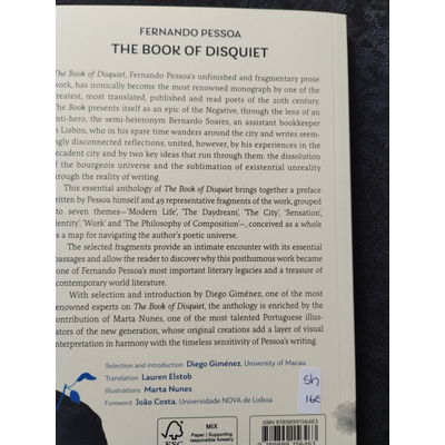Capa traseira do livro THE BOOK OF DISQUIET de Fernando Pessoa com texto explicativo em inglês e código de barras