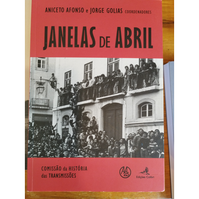 Capa do livro Janelas de Abril com fotografia histórica em preto e branco e texto em coral e preto.