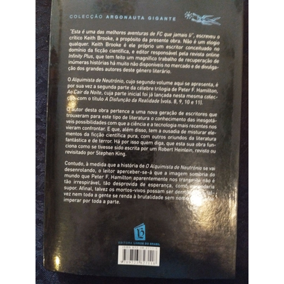 Parte traseira de livro da colecção Argonauta Gigante com texto em português sobre fundo preto