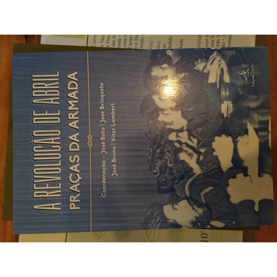 Capa de livro azul com pessoas e texto A REVOLUÇÃO DE ABRIL PRAÇAS DA ARMADA
