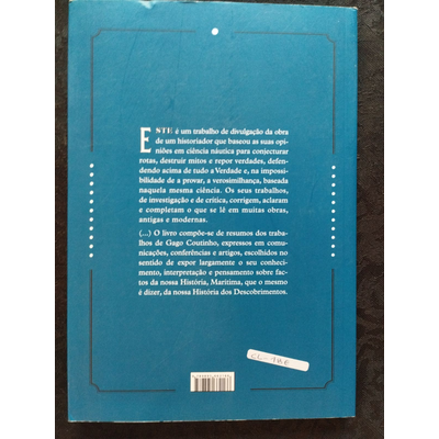 Capa traseira de livro azul com texto em português e etiqueta branca autocolante