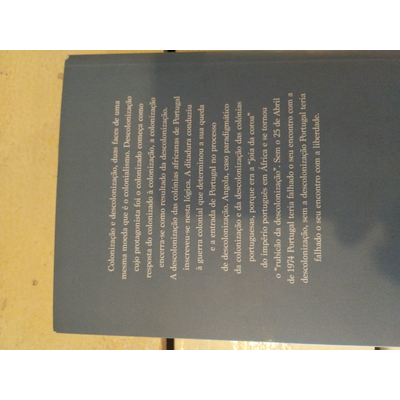 Contracapa de livro azul escuro com texto branco sobre colonização e educação em África