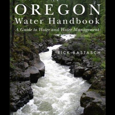 Capa do livro The Oregon Water Handbook com imagem de rio entre rochas e árvores