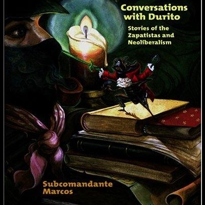 Capa de livro com vela acesa, pilha de livros e figuras mascaradas