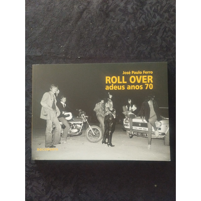 Capa de livro ROLL OVER adeus anos 70 com fotografia a preto e branco de várias pessoas e veículos