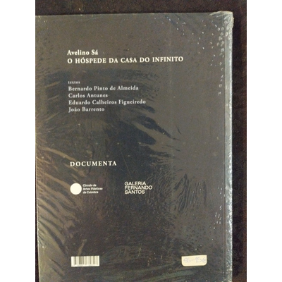 Capa preta de livro com texto branco O HÓSPEDE DA CASA DO INFINITO e autores, com logótipos e código de barras