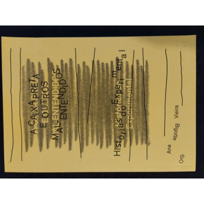 Capa amarela de livro com texto impresso em preto e fundo escuro