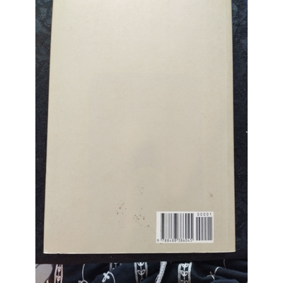 Capa traseira de livro bege com código de barras
