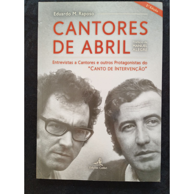 Capa de livro Cantores de Abril com fotografia a preto e branco de duas caras de homens