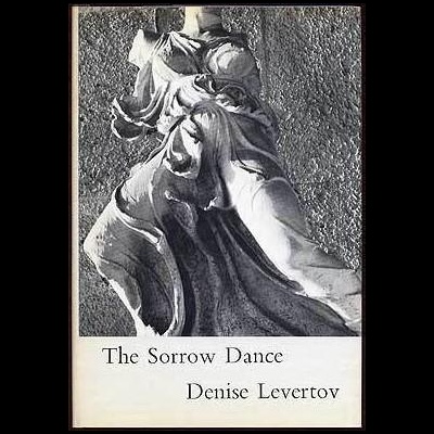 Capa de livro com escultura cinzenta e texto The Sorrow Dance Denise Levertov