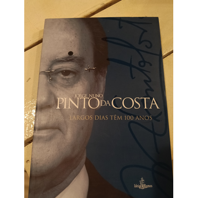 Capa de livro azul escura com rosto de homem e texto dourado com título e subtítulo