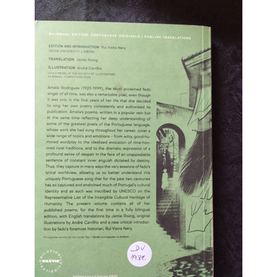 Livro aberto com texto bilíngue e etiqueta de preço