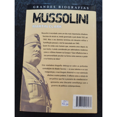 Capa traseira de livro MUSSOLINI com texto em português e fotografia em sépia.
