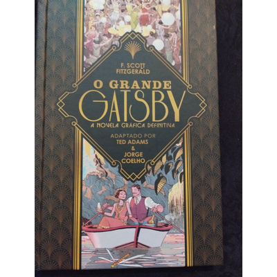 Capa do livro O Grande Gatsby com ilustração de duas pessoas num barco e texto dourado
