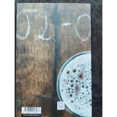 Livro com fundo de madeira escura, espuma de cerveja e texto FUNDAÇÃO
