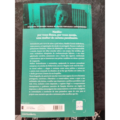 Capa traseira de livro com texto em português e foto a verde de uma mulher