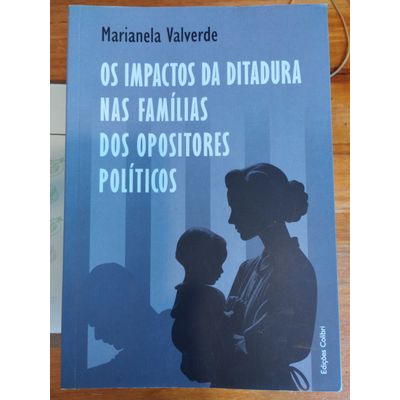 Capa de livro azul com silhuetas negras de mulher e criança e texto do título.