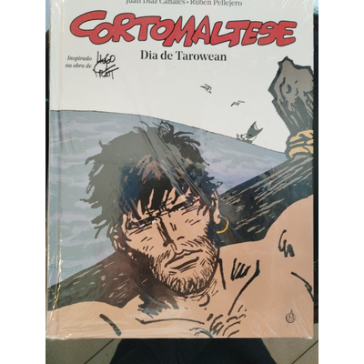 Capa do livro CORTOMALTESE Dia de Tarowean com ilustração de homem segurando madeira.