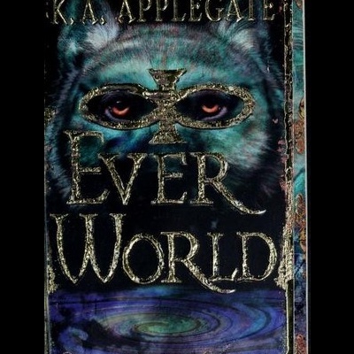 Capa de livro Ever World com rosto de lobo e texto em dourado