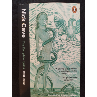 Livro Nick Cave The Complete Lyrics 1978-2022 com ilustração verde de figura humana com tentáculos e ave ao fundo
