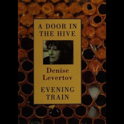 Capa de livro A DOOR IN THE HIVE de Denise Levertov com design de favo de mel