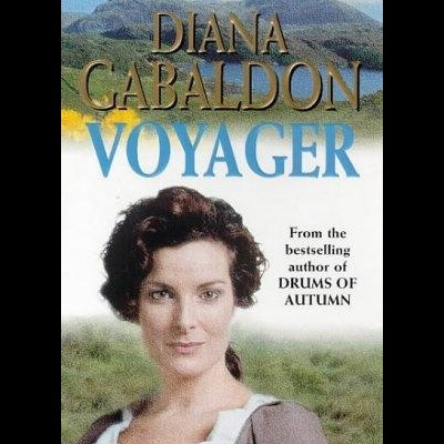 Capa de livro Voyager de Diana Gabaldon com imagem de mulher e montanhas ao fundo