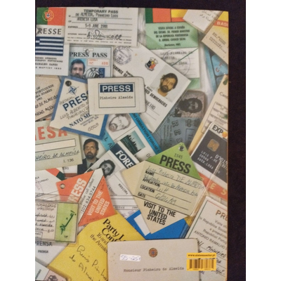Várias credenciais e passes de imprensa com textos e fotos sobre uma superfície plana