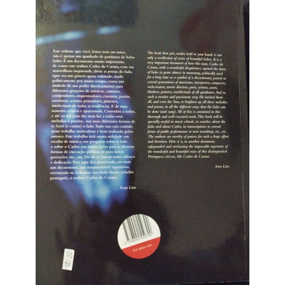 Contracapa de livro preto com texto em português e inglês, código de barras e etiqueta branca