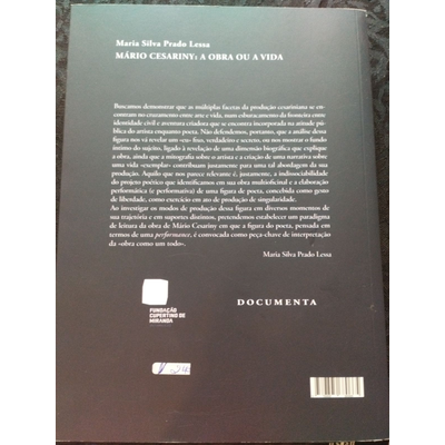 Capa traseira de livro preto com texto em branco e logótipos