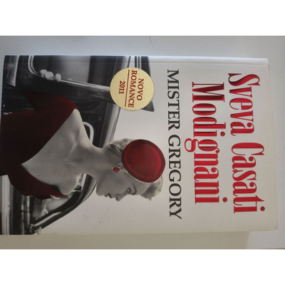 Capa de livro Mister Gregory de Sveva Casati Modignani com mulher de vestido e chapéu vermelhos