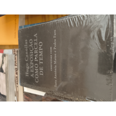 Livro embrulhado em plástico A EXPOSIÇÃO COMO PERGUNTA DE TEMPO de Hugo Canoilas