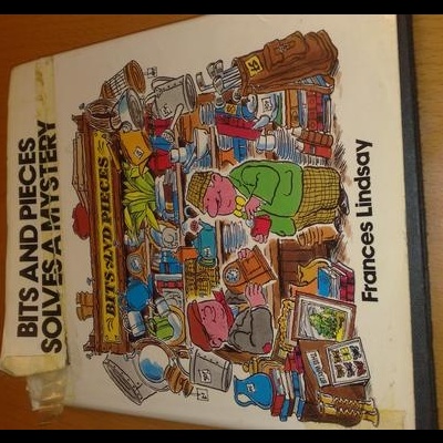 Capa de livro com ilustração colorida e textos BITS AND PIECES SOLVES A MYSTERY e Frances Lindsay