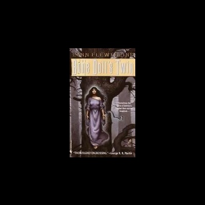 Capa do livro Bone Dolls Twin com figura feminina em vestido roxo e árvores secas ao fundo