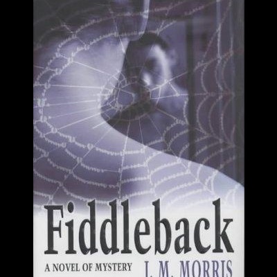 Capa do livro Fiddleback com teia de aranha e figura humana desfocada