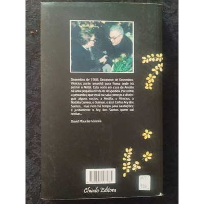 Capa traseira de livro preto com texto em português, foto de duas pessoas e selo branco com código AT 136