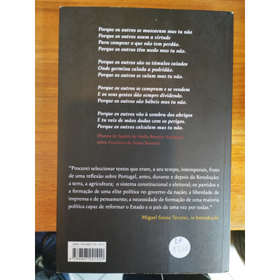 Capa traseira de livro com texto em português e selo de preço