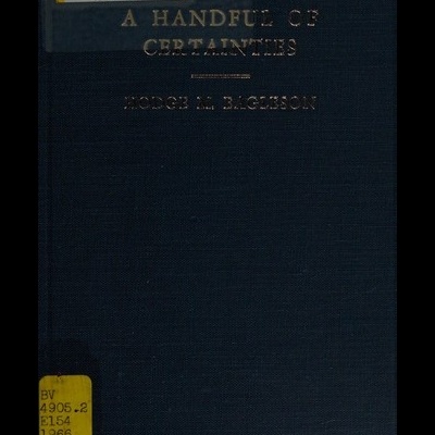 Capa de livro azul escuro com texto dourado e etiquetas adesivas