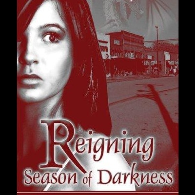 Capa de livro Reigning Season of Darkness com rosto feminino e cenário urbano