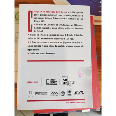 Folheto informativo em língua portuguesa com texto e logos na parte inferior