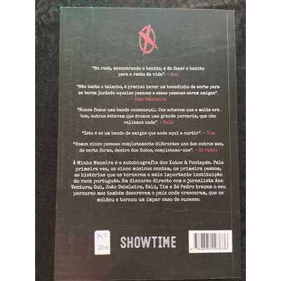 Capa traseira de livro preta com texto branco e vermelho e etiqueta de preço