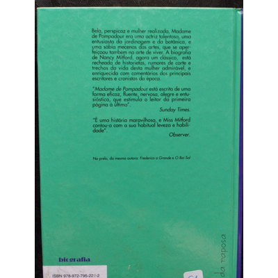 Capa traseira de livro verde com texto preto e criticás literárias em português europeu