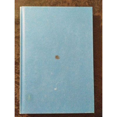 Livro capa dura azul com pequenas manchas centradas