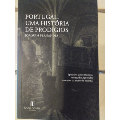 Livro PORTUGAL, UMA HISTÓRIA DE PRODÍGIOS sobre superfície de madeira