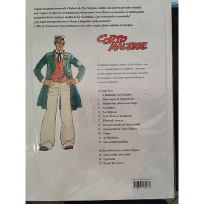 Parte traseira de uma revista ou livro com ilustração de personagem e texto em português.